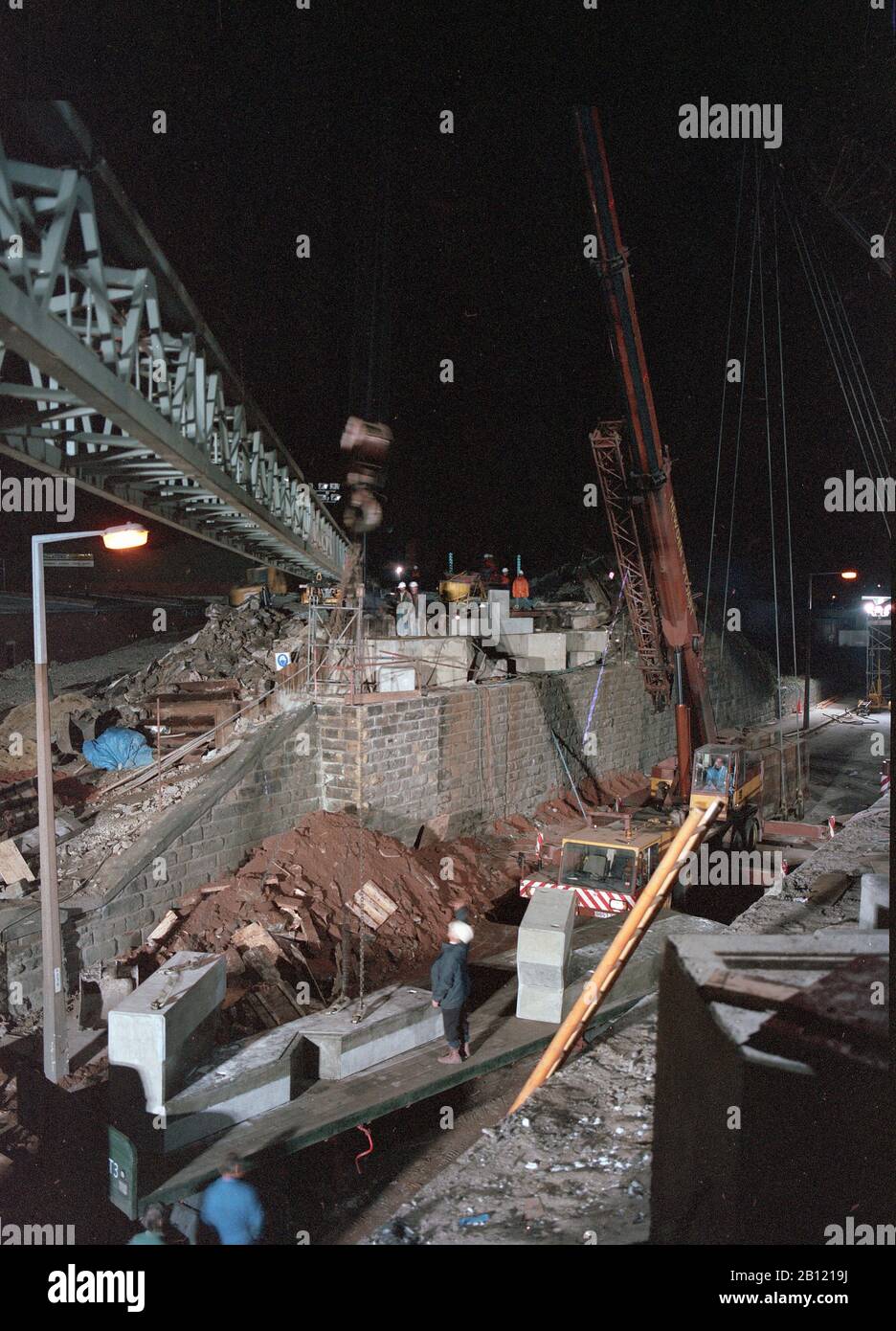 Die Schienenbrücke wurde 1987 in der Nähe des Bahnhofs Leeds City, West Yorkshire, Nordengland, ausgetauscht Stockfoto