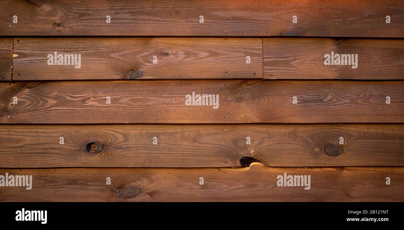 Alte Holzbohlen Hintergrund mit Knoten. Holzstruktur mit Haken. Holzzaun, Schreibtischoberfläche. Natürliche dunkle Farbe. Verwitterter brauner Tisch Stockfoto