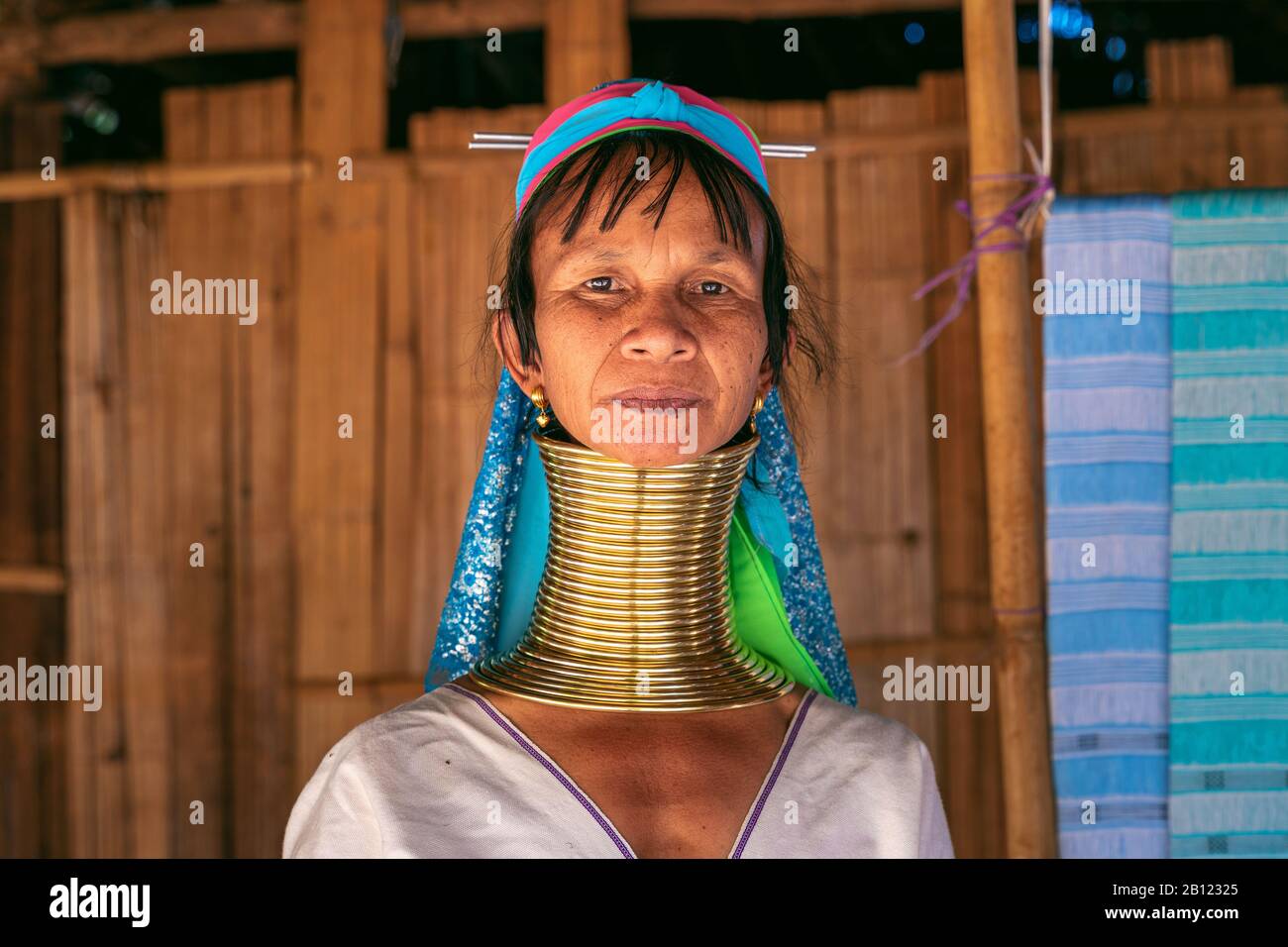 Chiang RAI, THAILAND - 14. FEBRUAR 2020: Frau der Karen Mit Langem Hals, lächelt in Dörfern von Hügelstamms, Provinz Chiang Rai, Thailand. Stockfoto