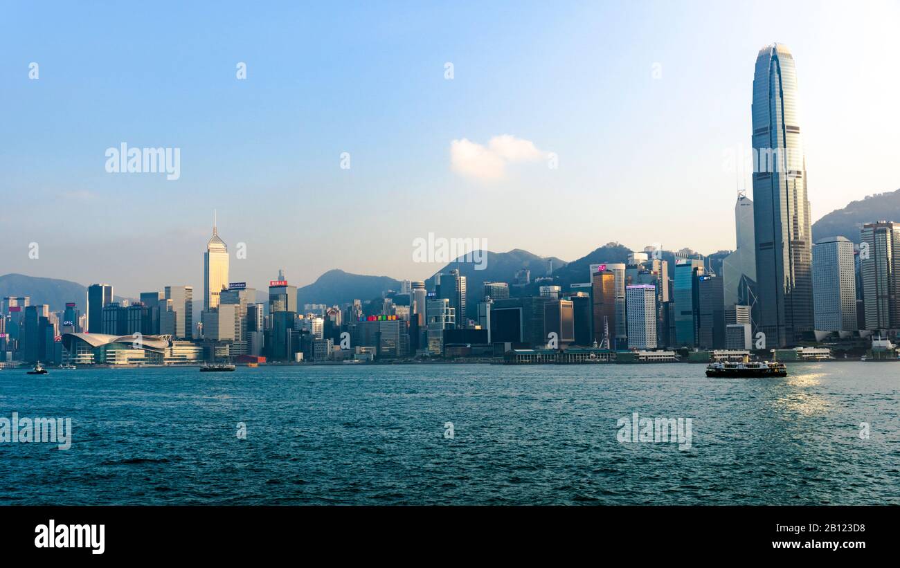 Hongkong - 11. Januar 2020: Skyline von Hongkong und Victoria Harbour Stockfoto