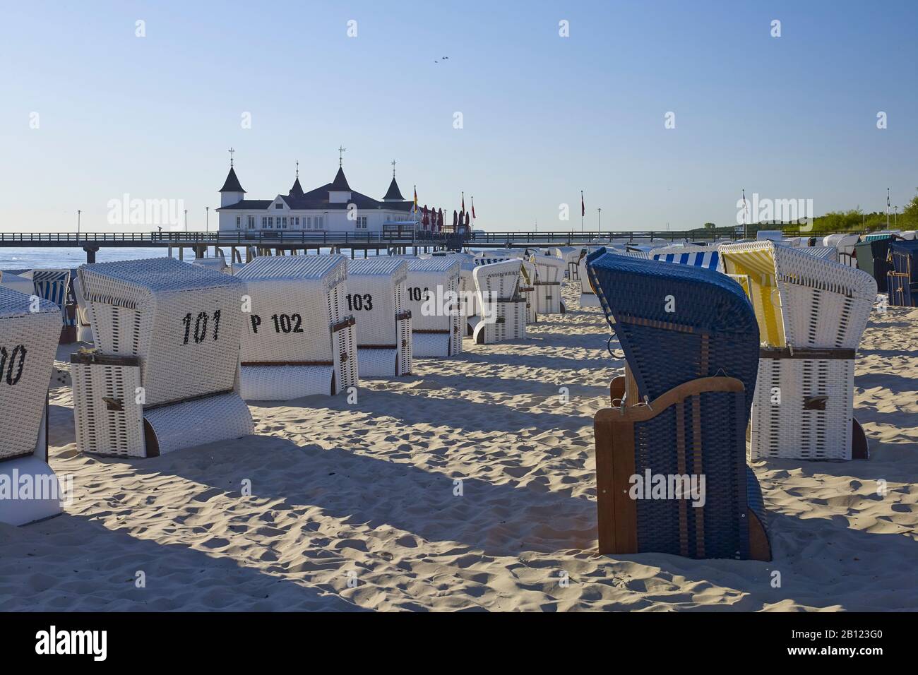 Ahlbeck Strand mit Pier, Ostseebad Ahlbeck, Usedom, Mecklenburg-Vorpommern, Deutschland Stockfoto