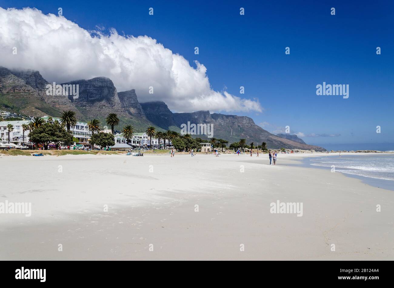 Twelve Apostles and Beach Mountain Range, Camps Bay, Kapstadt, Westkappo, Südafrika, Afrika Stockfoto