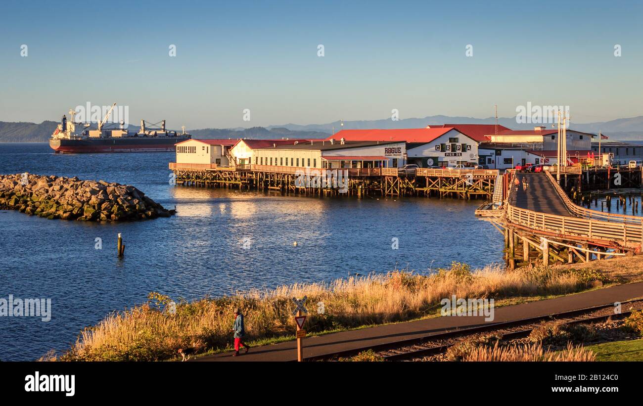 Astoria, Oregon, Vereinigte Staaten von Amerika - 09-15-2016: Die Sonne geht auf Pier 39 in Astoria, Oregon Stockfoto