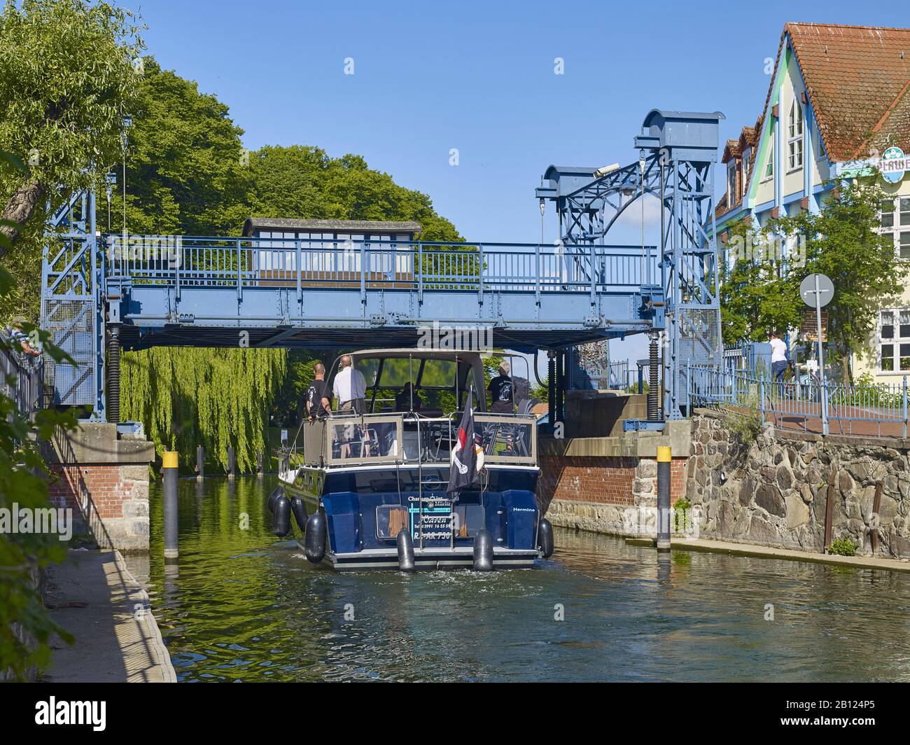 Hubbrücke am Elde-Kanal in Plau am See auf der Müritz-Elde-Wasserstraße, Mecklenburg-Vorpommern, Deutschland Stockfoto