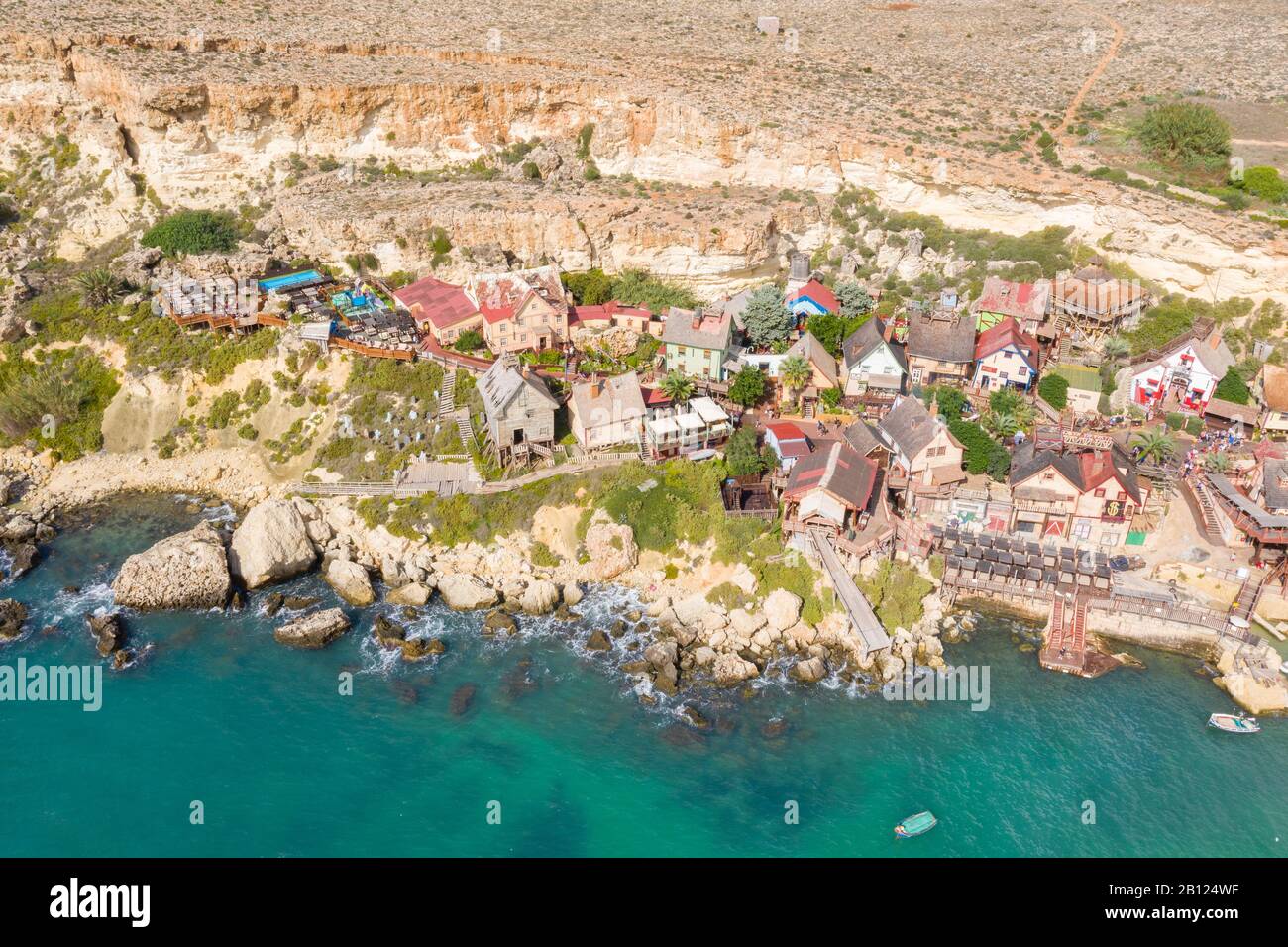 Draufsicht über die berühmte Touristenattraktion Popeye Village, auch bekannt als Sweethaven Village. Sonniger Tag, blaues Meer. Stadt Mellieha. Malteserland Stockfoto