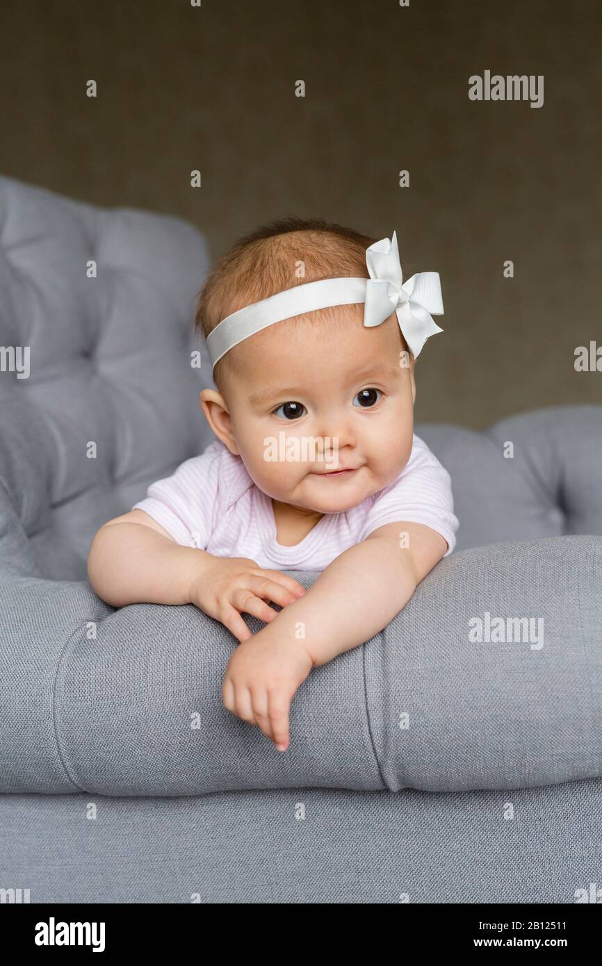 Baby auf einem Sessel Stockfoto