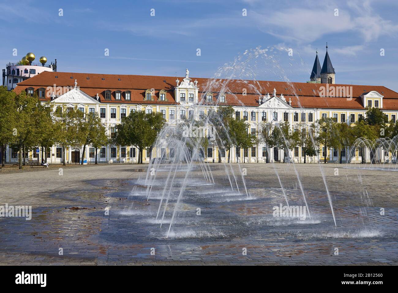 Landtagsgebäude mit Wasseraufzügen auf dem Domplatz, Magdeburg, Sachsen-Anhalt, Deutschland Stockfoto