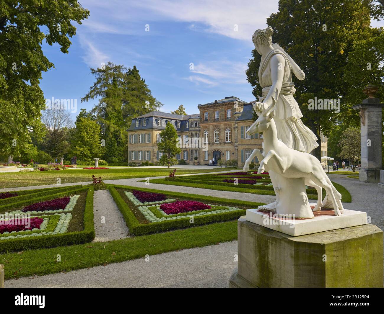 Schloss Fantaisie mit Teppichbett und Skulptur, Eckersdorf, Oberfranken, Deutschland Stockfoto