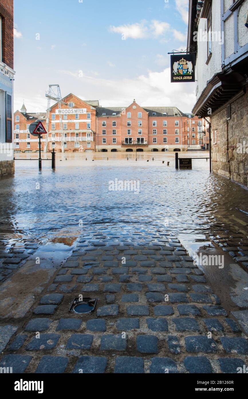 YORK, YORKSHIRE, GROSSBRITANNIEN - 22. FEBRUAR 2020. Ein Blick auf die überfluteten Straßen Yorks, nachdem der Fluss Ouse seine Ufer platzte Stockfoto
