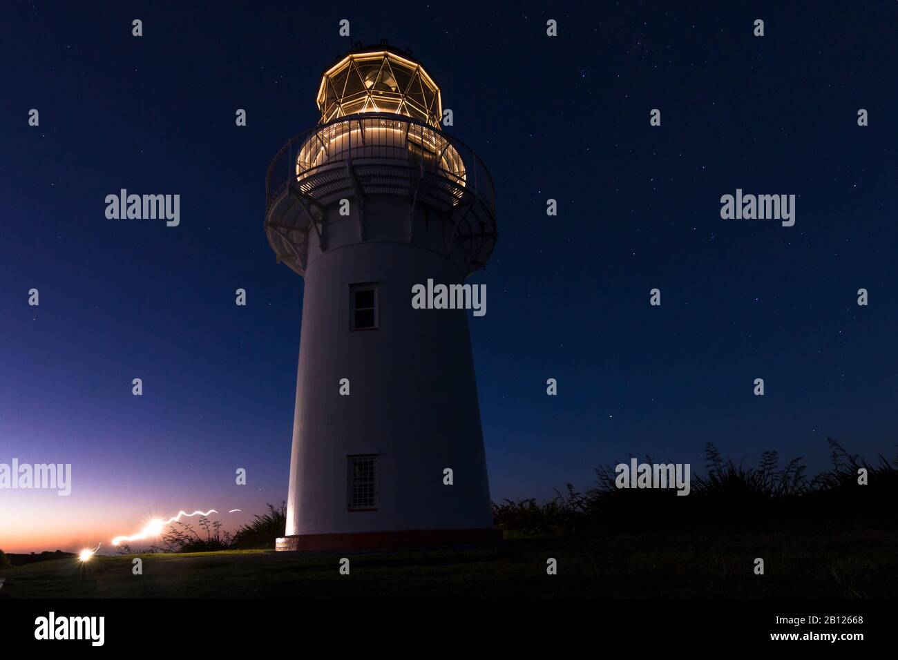 Das erste Licht des Tages im East Cape Lighthouse, North Island, Neuseeland Stockfoto