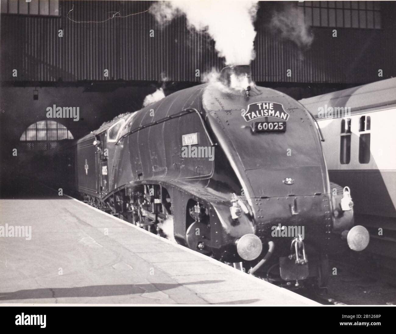 Klassisches Schwarzweißfoto der Dampflokbahn - Der Talisman 60025 Stockfoto