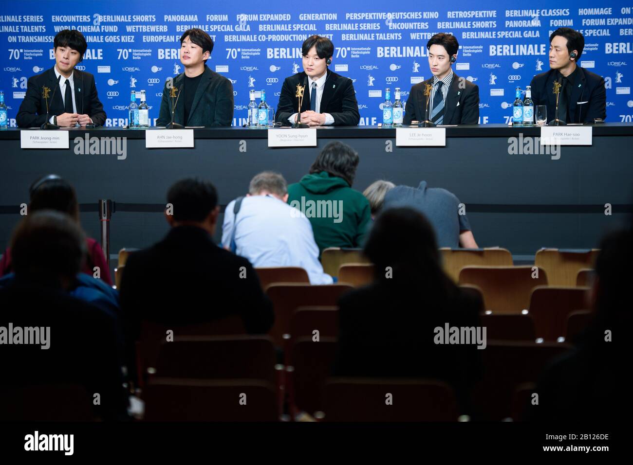 Berlin, Deutschland. Februar 2020. 70. Berlinale, Pressekonferenz, Berlinale Special, Time to Hunt (Sa-nyang-eui-si-gan): Schauspieler Park Jeong-min (l-r), Schauspieler Ahn Jae-hong, Regisseur Yoon Sung-Hyun, Schauspieler Lee Jo-hoon und Schauspieler Park Hae-soo. Das Internationale Filmfestival findet vom 20.02. Bis 01.03.2020 statt. Credit: Gregor Fischer / dpa / Alamy Live News Stockfoto