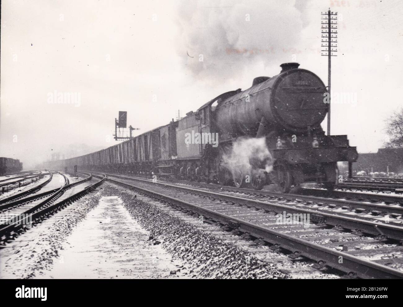 Klassisches Schwarzweißfoto der Dampflokbahn - K.3 61912 1126 Unten am New Southgate Februar 1956. Stockfoto