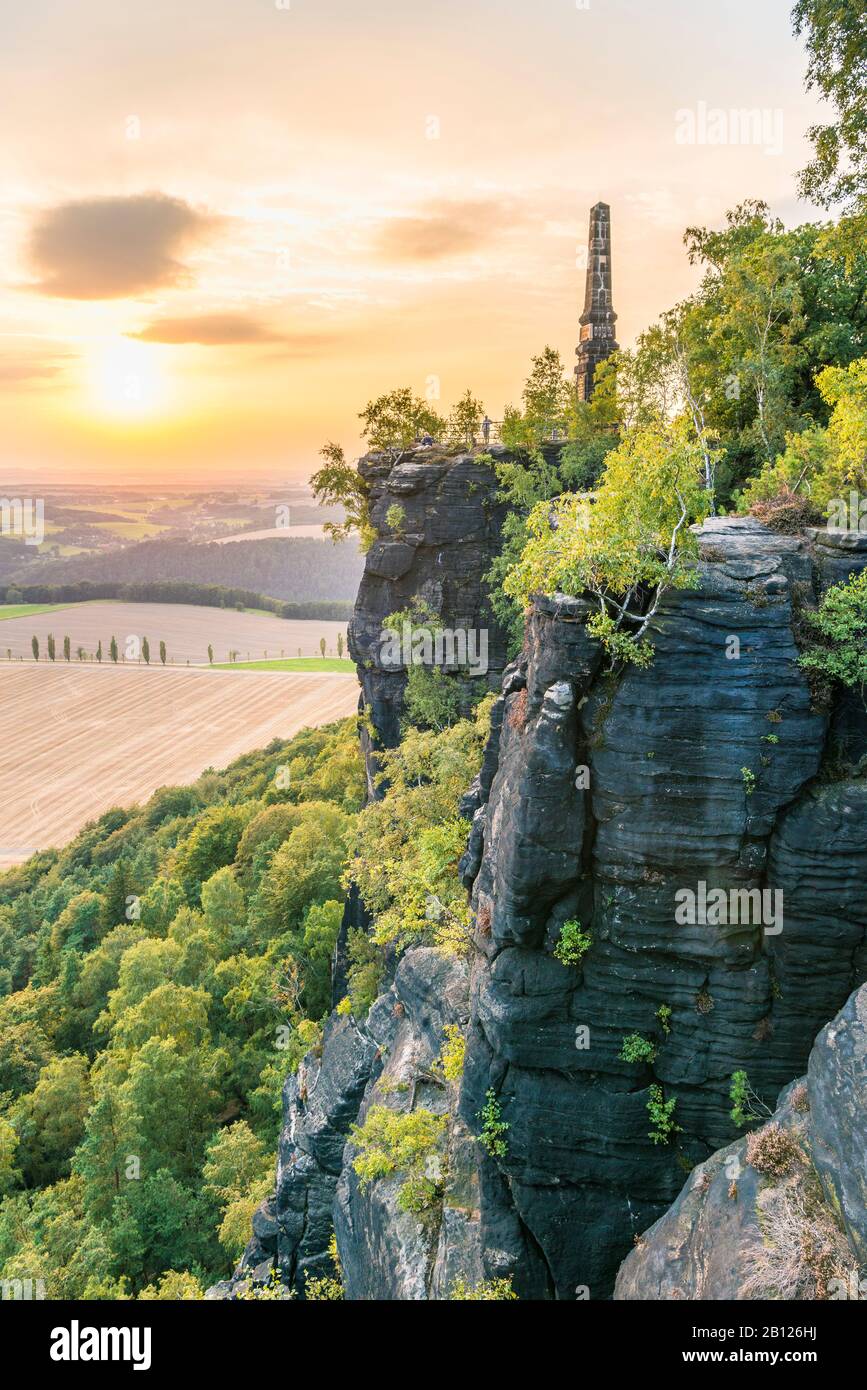 Wettin Obelisk auf dem Lilienstein bei Sonnenuntergang, Elbsandsteingebirge, Sachsen, Deutschland Stockfoto