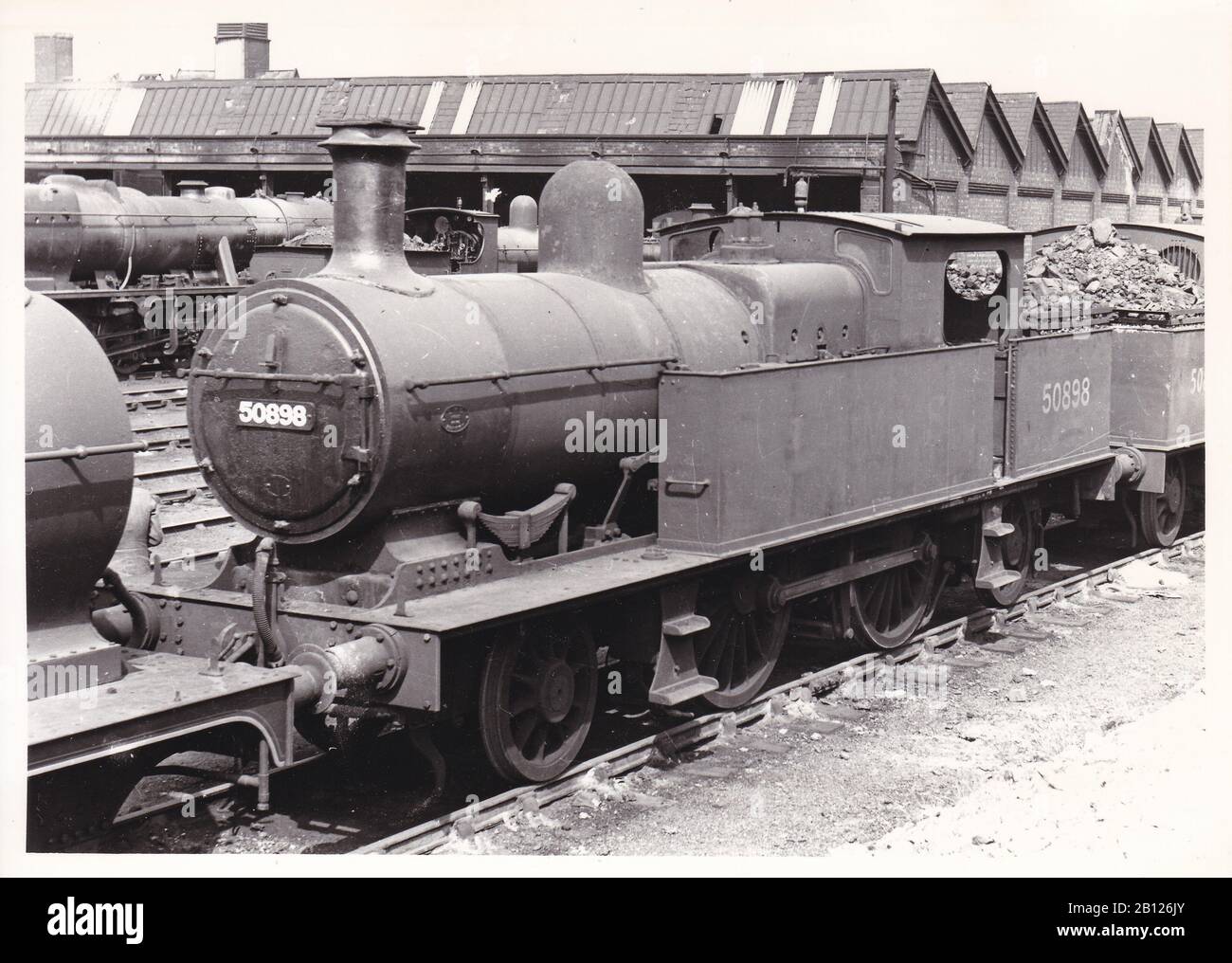 Vintage Schwarz-Weiß Foto von Dampflokzug - L.M. Ex LPY Klasse 2P 2-4-25 50898 im Geschäft bei Wakefield Juni 1960. Stockfoto