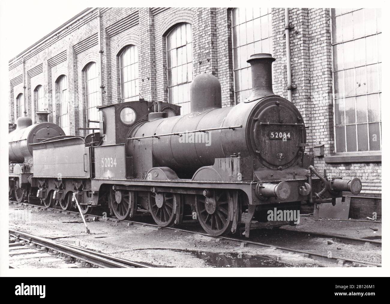 Vintage Schwarz-Weiß Foto von Dampflokzug - L.M. Ex L&Y Klasse 2F 0-6-0 52034 bei Horwich Works Mai 1952. Stockfoto