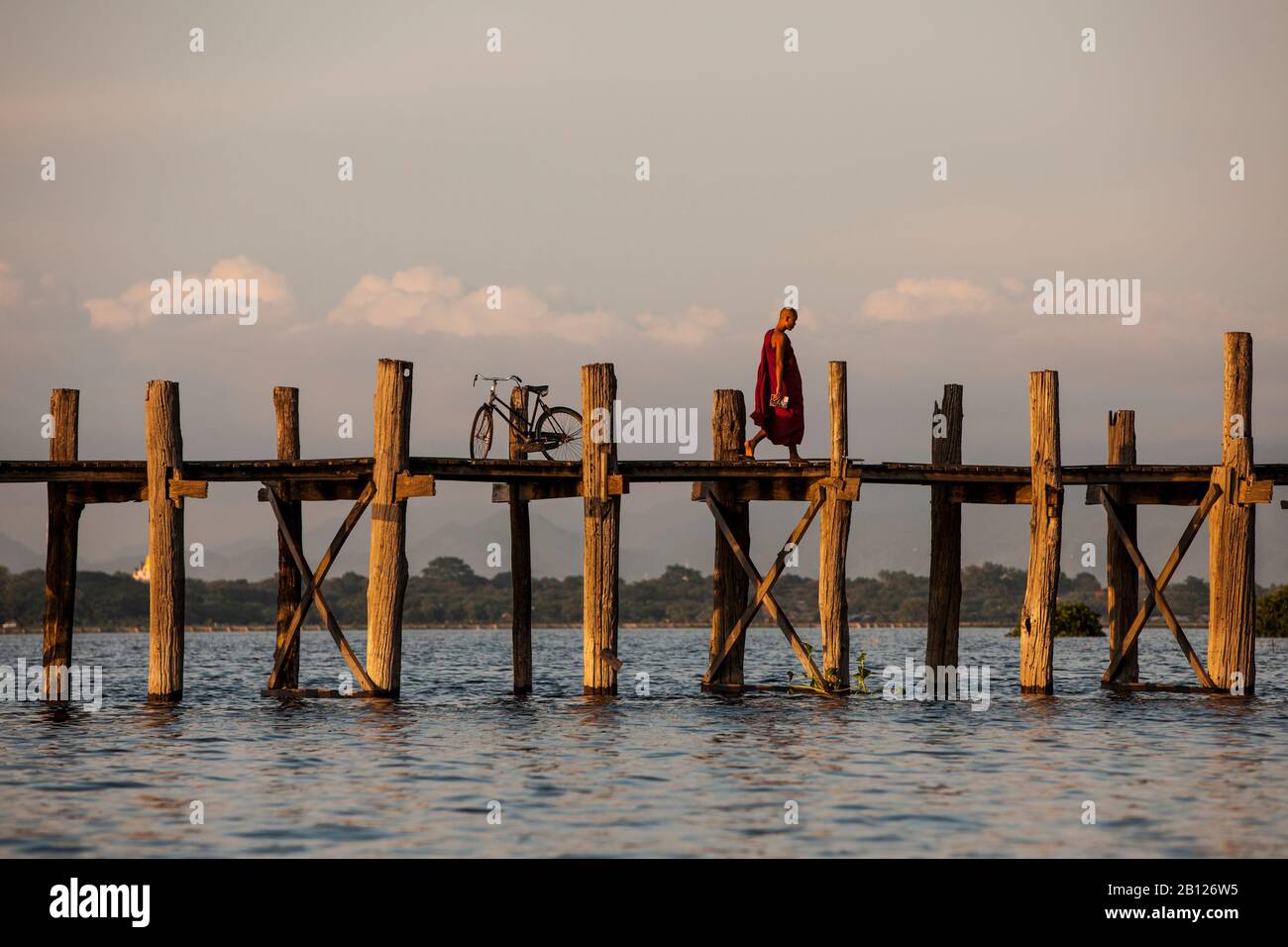 Buddhistischer Mönch, der über die Brücke von U Bein spazieren geht. Amarapura, Myanmar Stockfoto