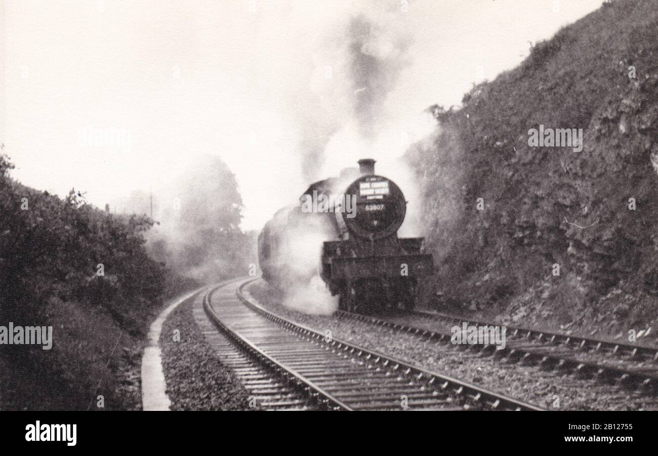 Vintage Schwarz-Weiß-Foto von Dampflokzug - 63807 Home Counties Railway Society 1950er Jahre. Stockfoto