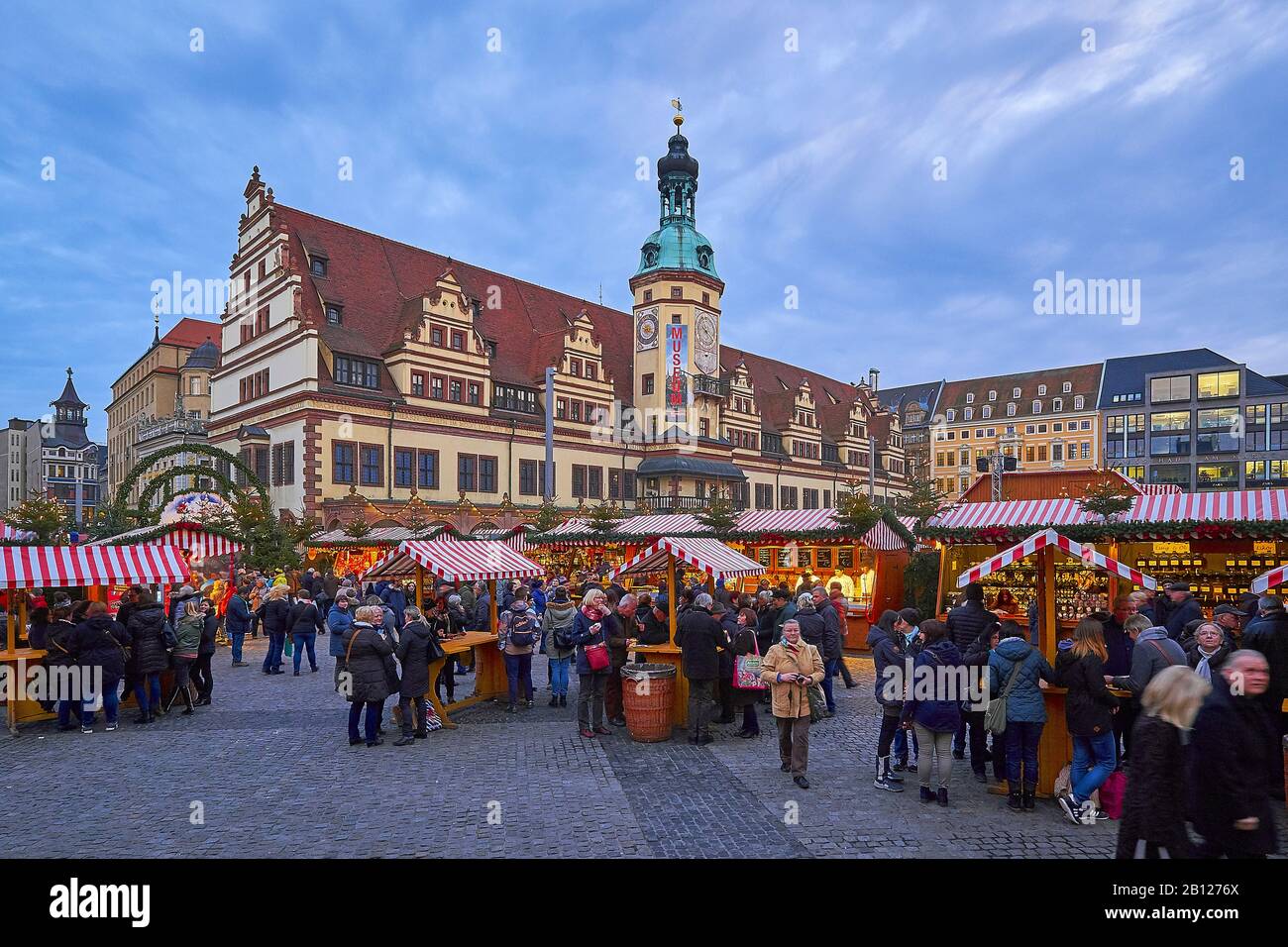 Weihnachtsmarkt auf dem Marktplatz mit Dem Alten Rathaus in Leipzig, Sachsen, Deutschland Stockfoto