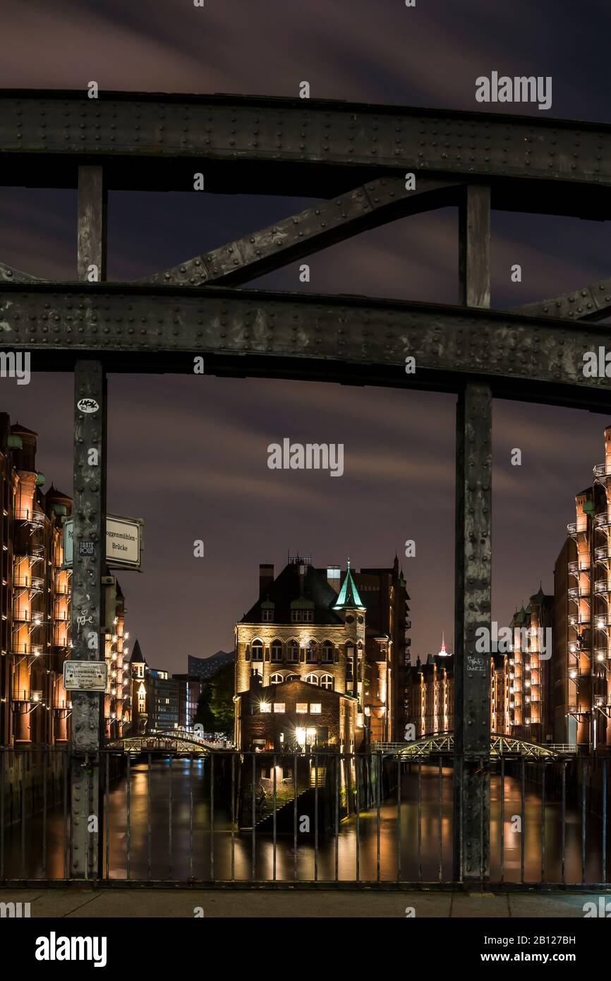 Blick von der Poggenmühlenbrücke auf das Restaurant Wasserschloß in der Speicherstadt, Hamburg, Deutschland Stockfoto