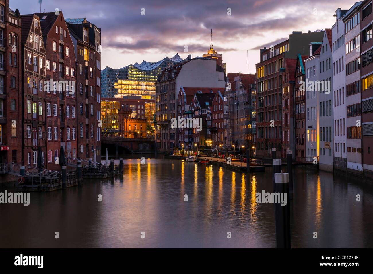 Blick auf die Elbphilharmonie, Nikolaifleet, Speicherstadt, Hamburg, Deutschland Stockfoto