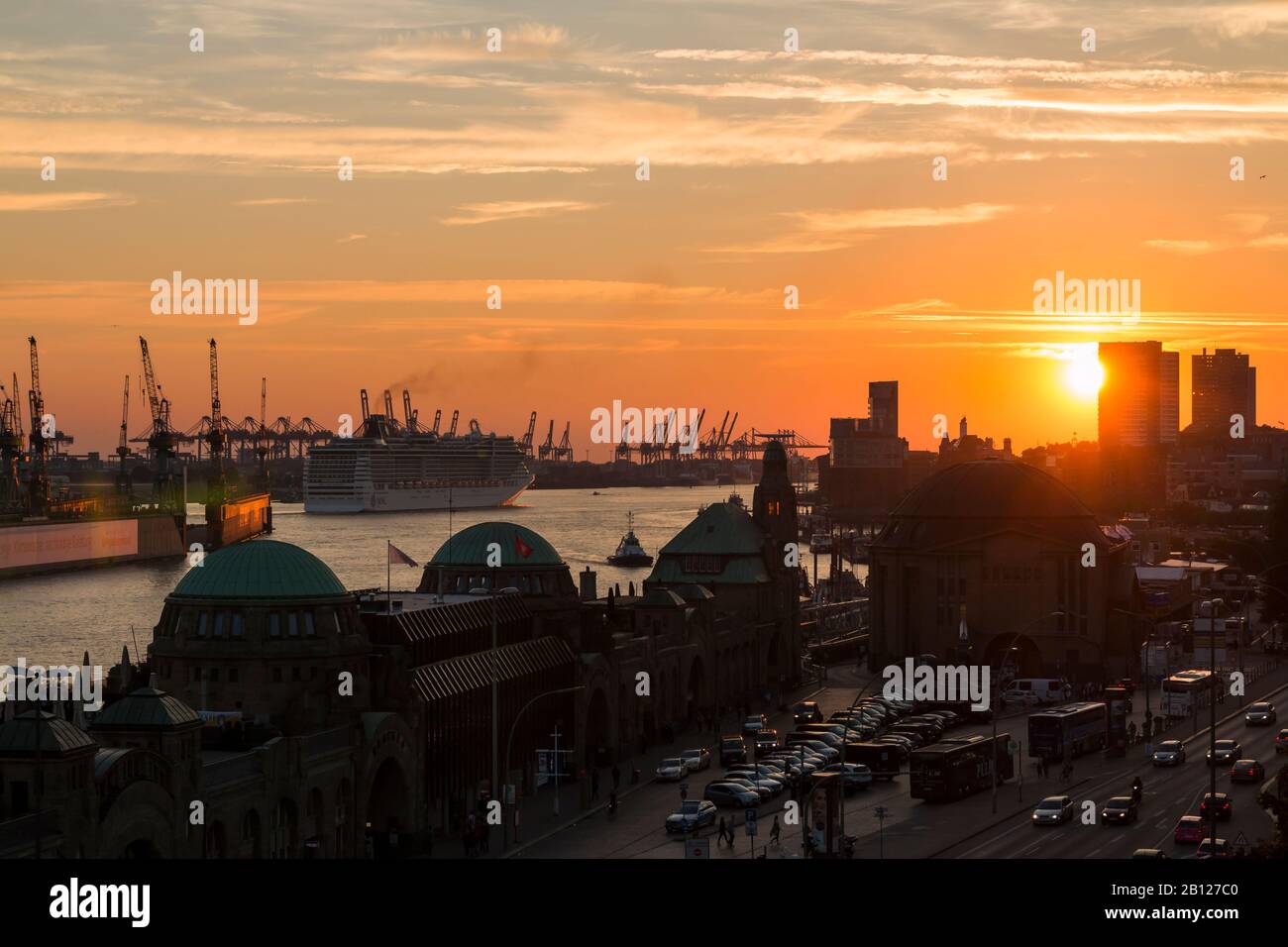 Rechtzeitig zum Sonnenuntergang verlässt der MSC Splendida den Hamburger Hafen, Hamburg Stockfoto