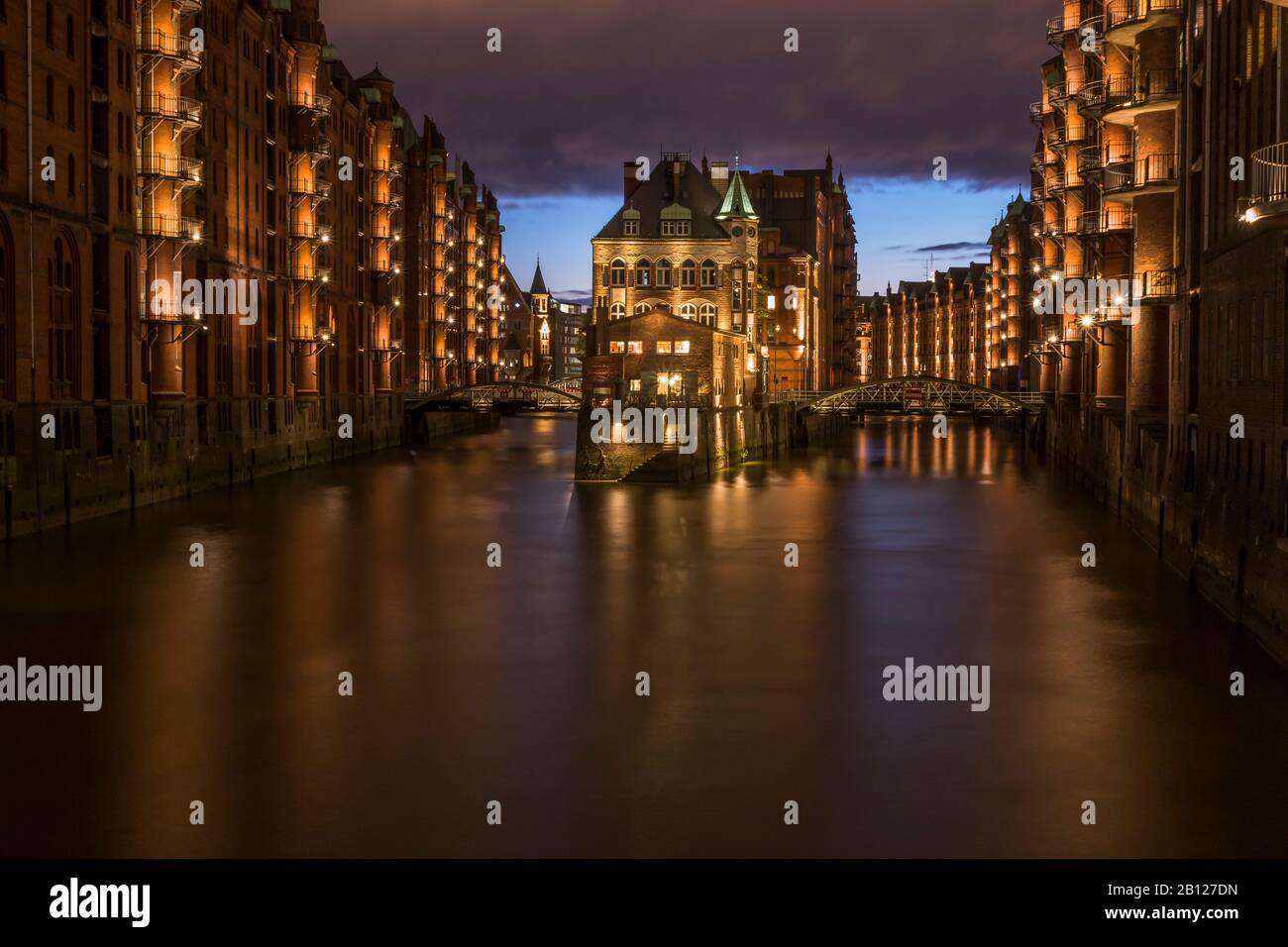 Blick von der Poggenmühlenbrücke auf das Restaurant Wasserschloß in der Speicherstadt, Hamburg, Deutschland Stockfoto