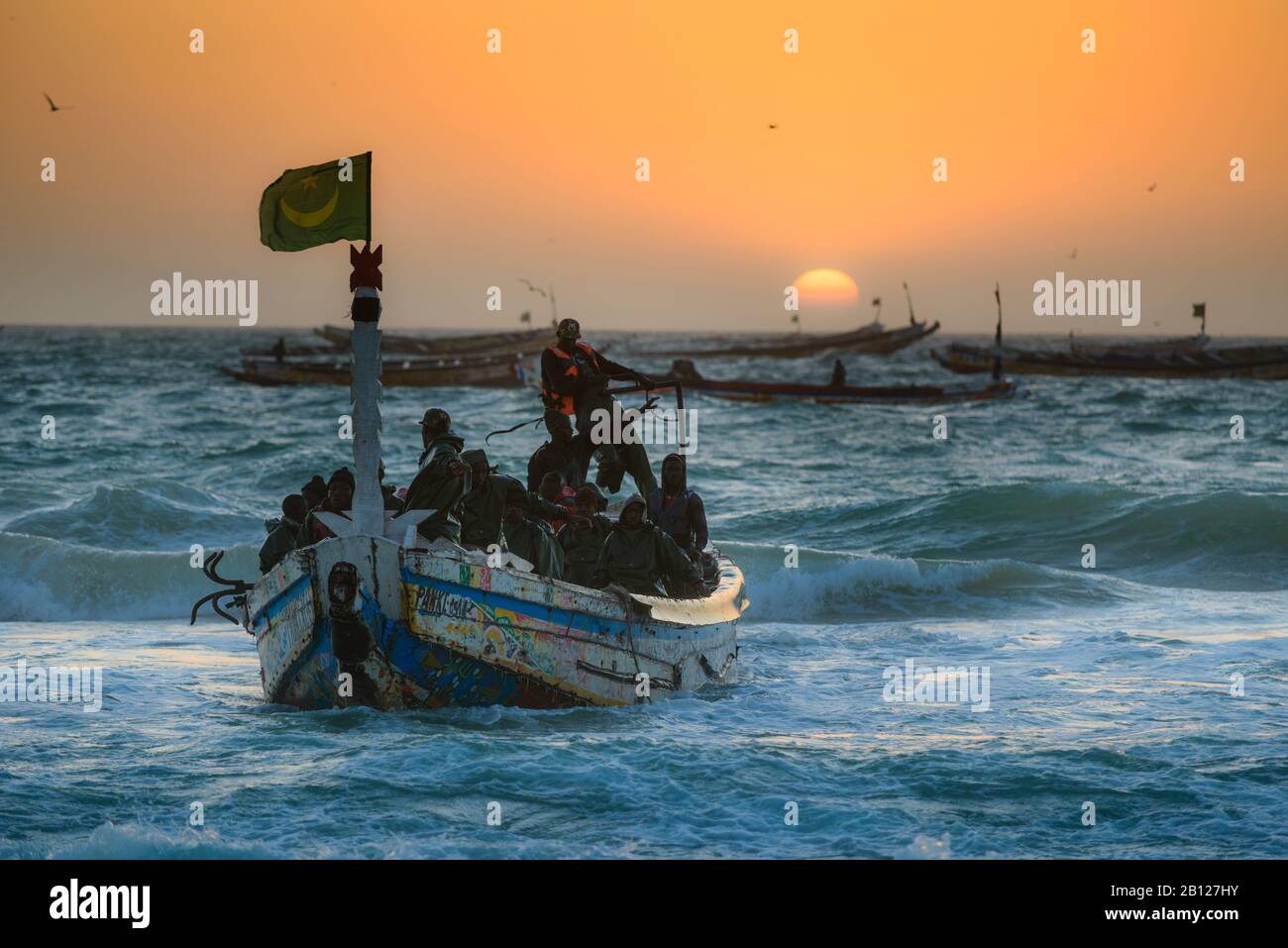 Fischer, Tretboote, Boote auf dem berühmten Fischmarkt von Nouakchott Stockfoto