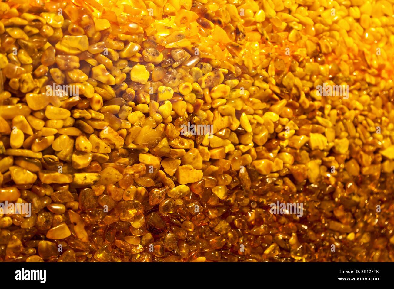 Amber oder Burshtin eine gelbbraune Substanz, die aus Harz entstand und in Schmuck verwendet wird. Stockfoto