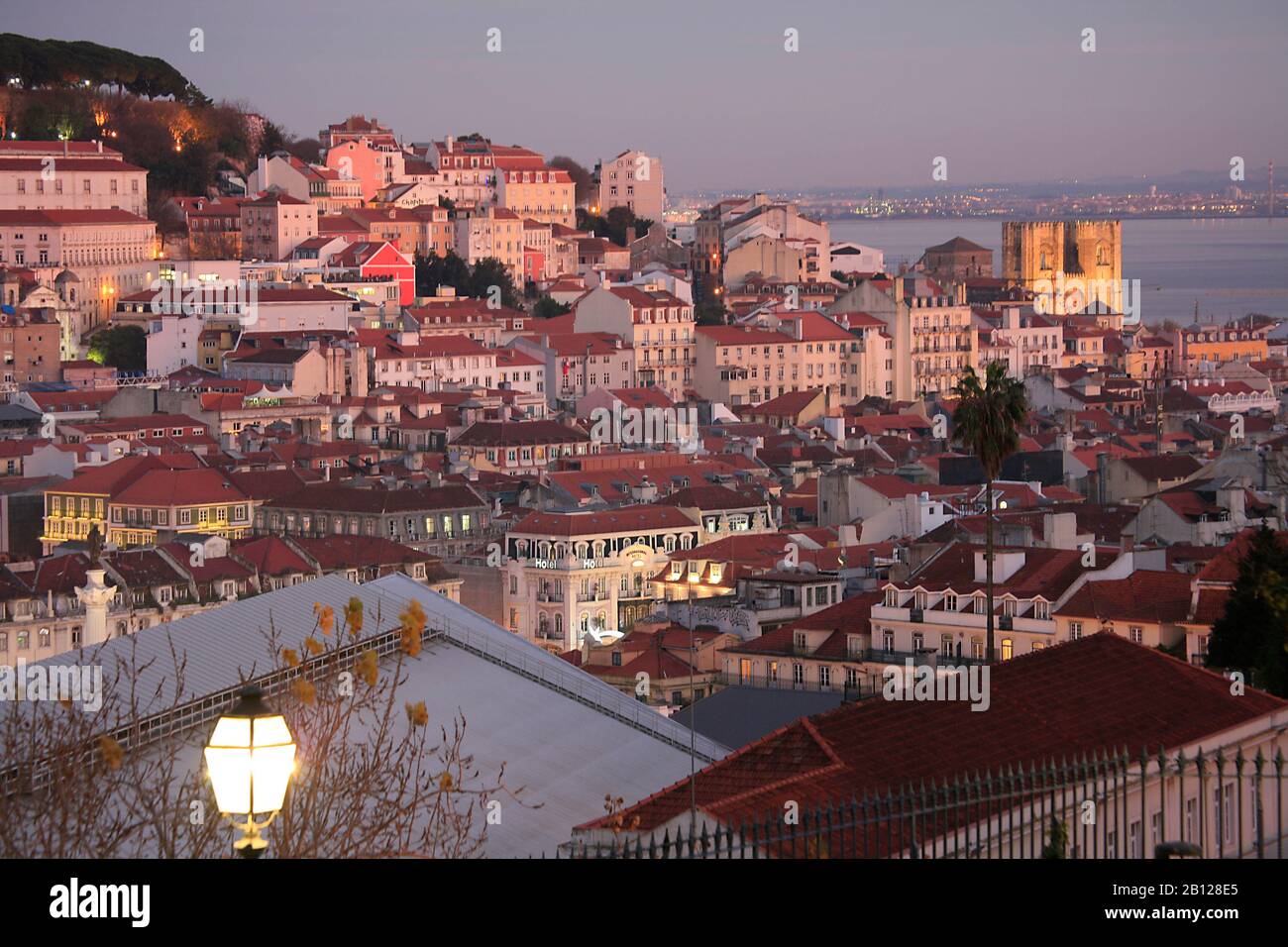 Blick vom Aussichtspunkt São Pedro de Alcântara über Baixa auf das Schloss St. Georg, Alfama, die Kathedrale Se und den Fluss Tejo. Stockfoto