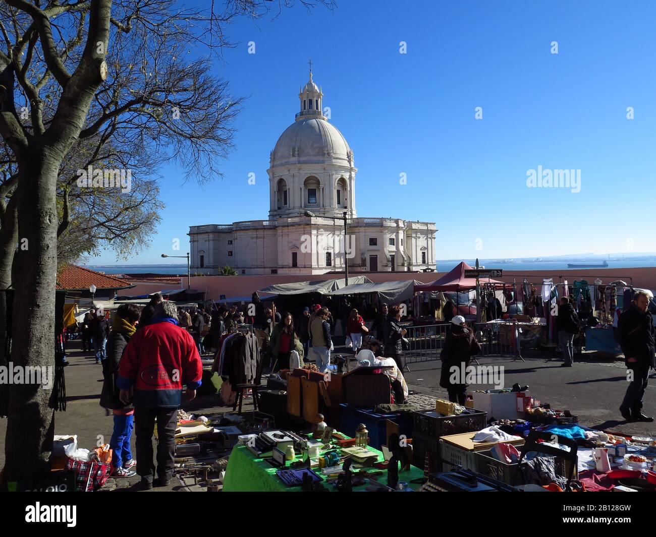 Der Flohmarkt Feira da Ladra (Diebemarkt) ist samstags und dienstags geöffnet. Ein beliebtes Ziel für Einheimische und Touristen Stockfoto