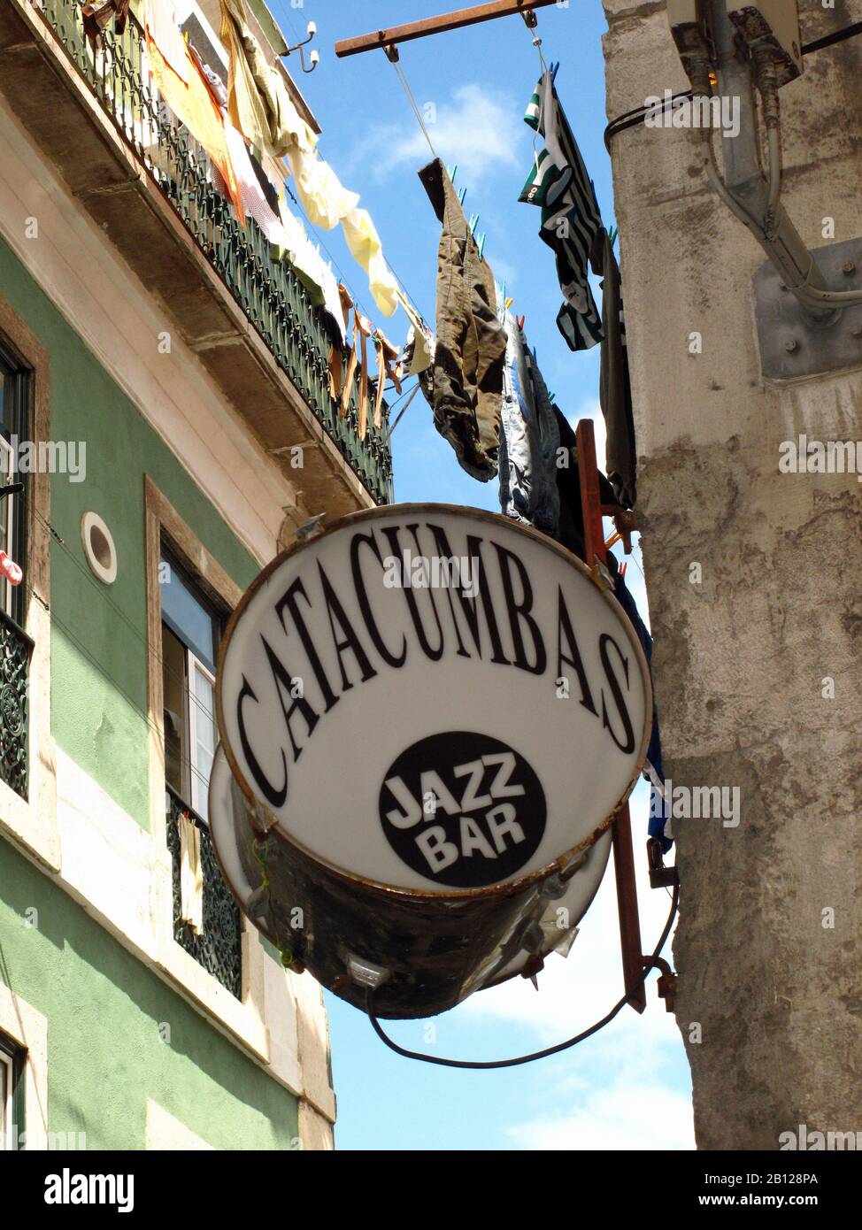 Die Jazzbar ist ein leichtes Werbespot an der Straßenecke. Oben trocknet die Wäsche auf Saiten. Stockfoto