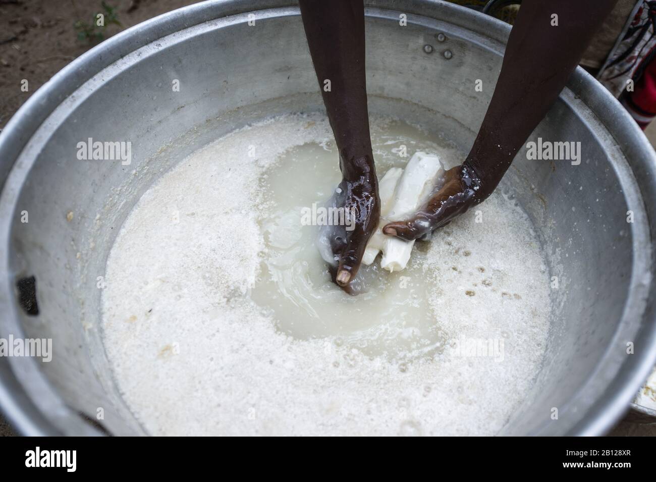 Frau bereitet Mahlzeit zu, Demokratische Republik Kongo, Afrika Stockfoto