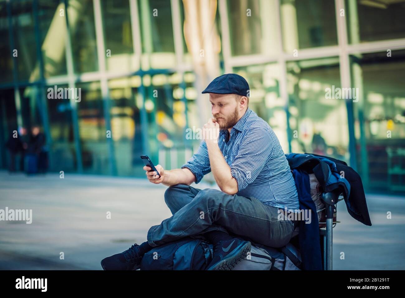Wartende Reisende auf dem Flughafen, London, England, Wartende Reisende auf dem Flughafen, London, England Stockfoto