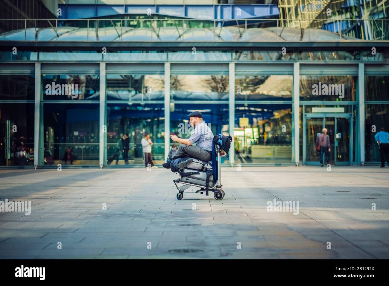 Wartende Reisende auf dem Flughafen, London, England, Wartende Reisende auf dem Flughafen, London, England Stockfoto