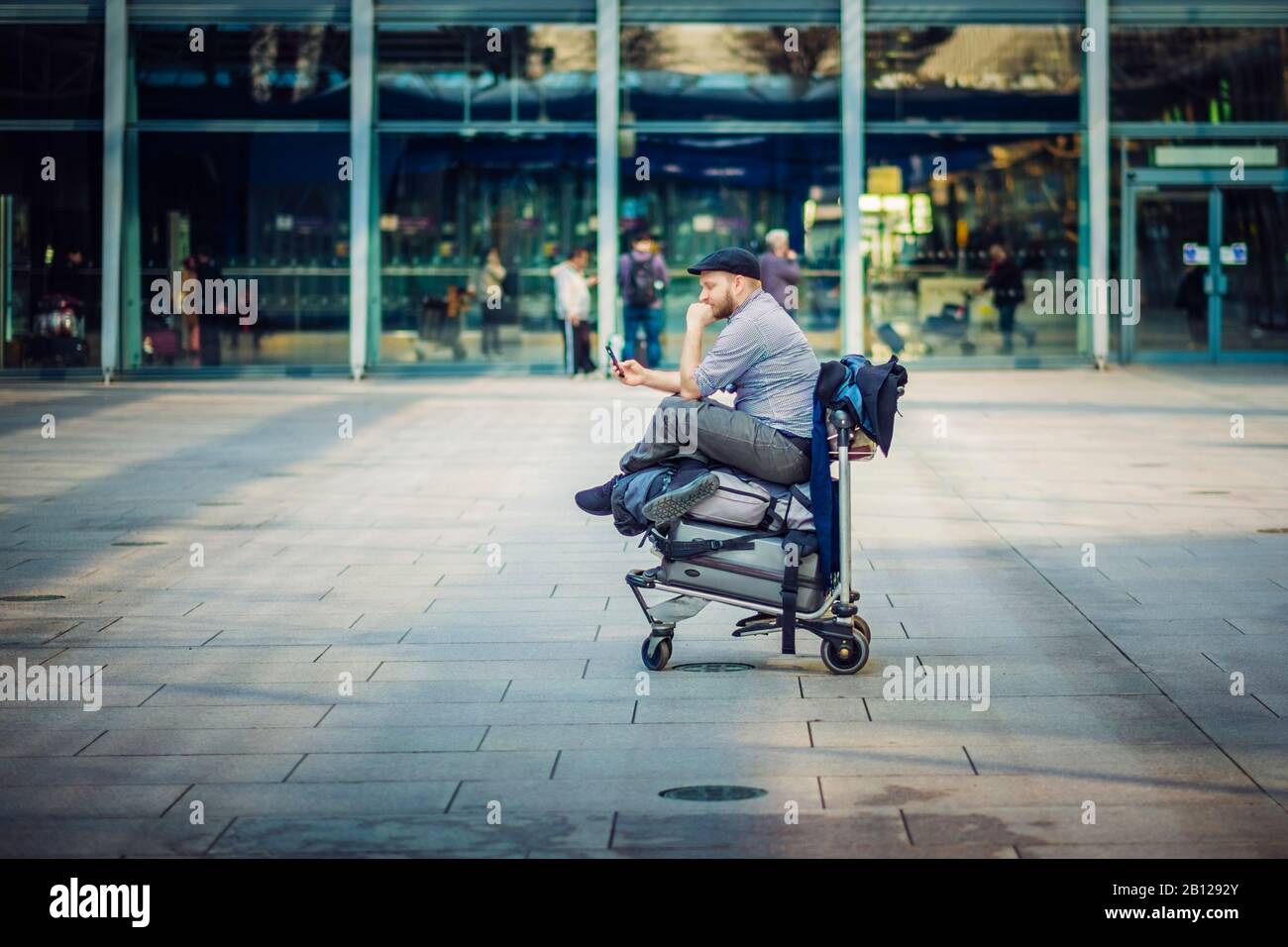 Wartende Reisende auf dem Flughafen, London, England, Wartende Reisende auf dem Flughafen, London, England Stockfoto