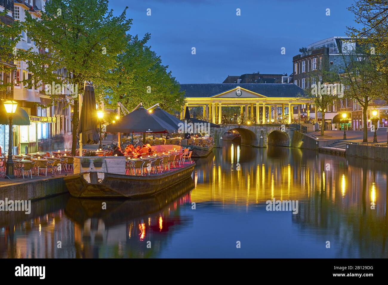 Koornbrug am Vismarkt mit Gastronomie im Nieuwe Rijn, Leiden, Südholland, Niederlande Stockfoto