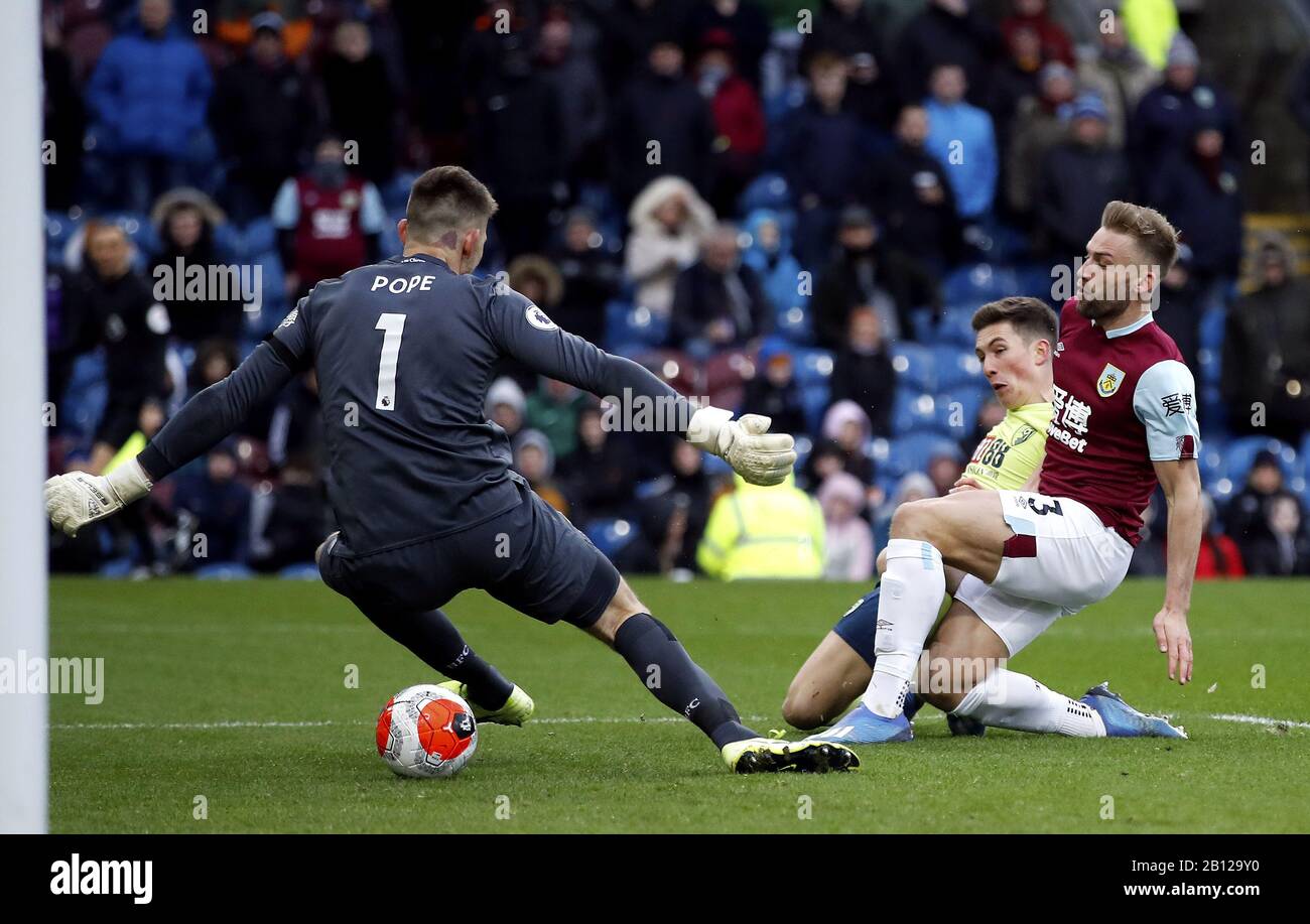 Bournemouths Harry Wilson (Mitte) erzielt das erste Tor seiner Seite, bevor das Tor vom VAR nicht erlaubt wird, nachdem Adam Smith (nicht im Bild) während des Premier-League-Spiels in Turf Moor, Burnley für einen Handball bestraft wird. Stockfoto