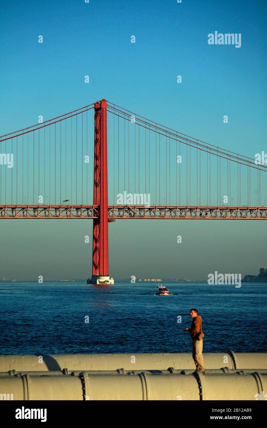 Die Brücke am 25. April ist eine Hängebrücke über den Fluss Tajo in Portugal, die Lissabon und Almada verbindet. Stockfoto