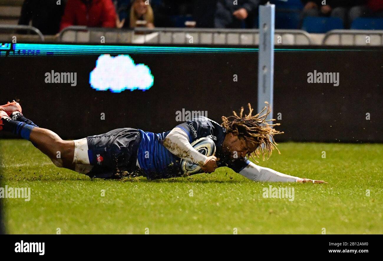 Sale Sharks Wing Marland Yarde taucht durch, um seinen ersten Versuch während eines Gallagher Premiership Rugby Union Match Sale Sharks -V- Leicester Tigers zu erzielen, Sale gewann das Spiel 36-3 am Freitag, 21. Februar 2020, in Eccles, Großbritannien. (Steve Flynn/Bild des Sports über AP) Foto über Newscom Stockfoto