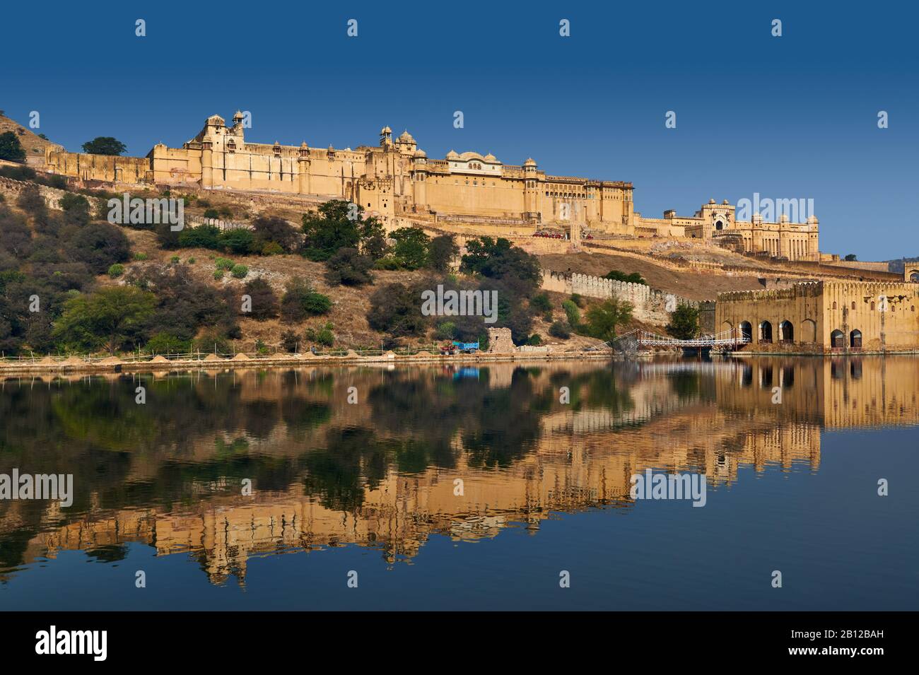 Amer Fort mit Spiegelung im Maotha Lake, Jaipur, Rajasthan, Indien Stockfoto