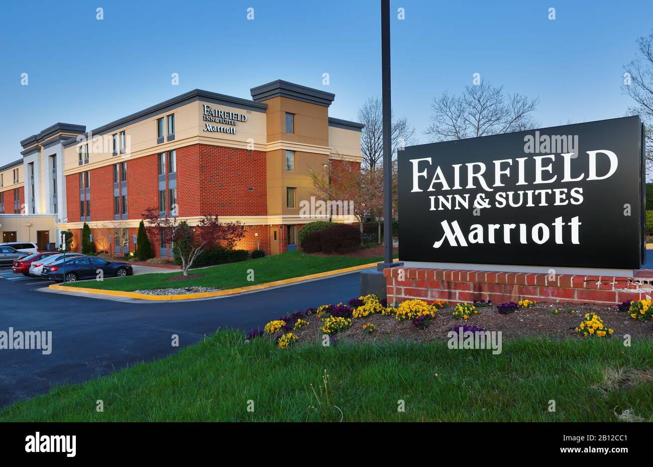 Fairfield Inn & Suites Dulles Airport Herndon/Reston am frühen Morgen, Herndon, Virginia. Fairfield Inn ist eine Hotelkette von Marriott. Stockfoto