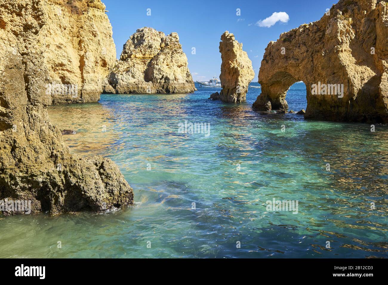 An der felsigen Küste in Ponta da Piedade in der Nähe von Lagos, Algarve, Faro, Portugal Stockfoto