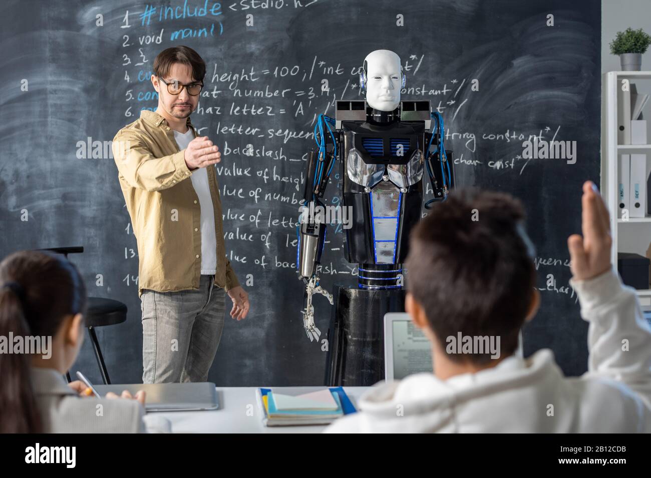 Lehrer fordert den Schüler auf, die technischen Eigenschaften des automatischen Roboters aufzuzählen Stockfoto