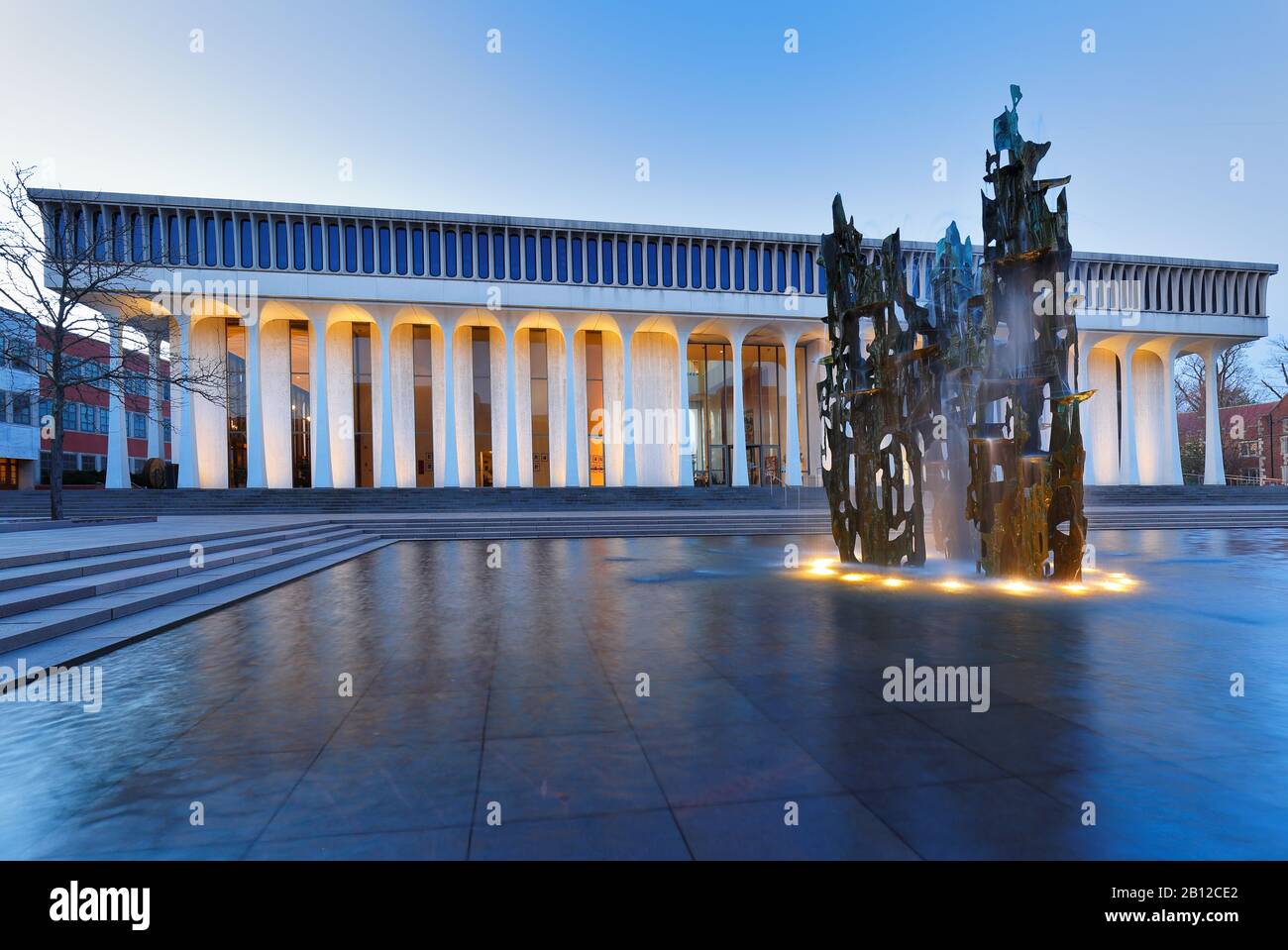 Fountain of Freedom auf dem Campus der Princeton University bei Sonnenaufgang. Die Princeton University ist eine private Ivy League University in New Jersey, USA. Stockfoto