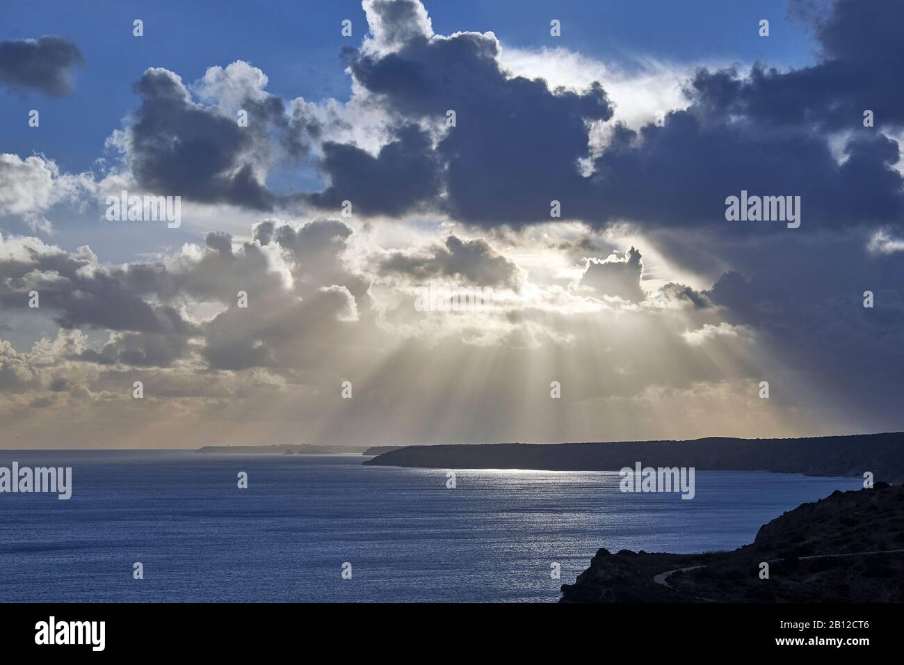 Die wolkenbildung im Forte de Almádena, Albufeira, Faro, Algarve, Portugal Stockfoto