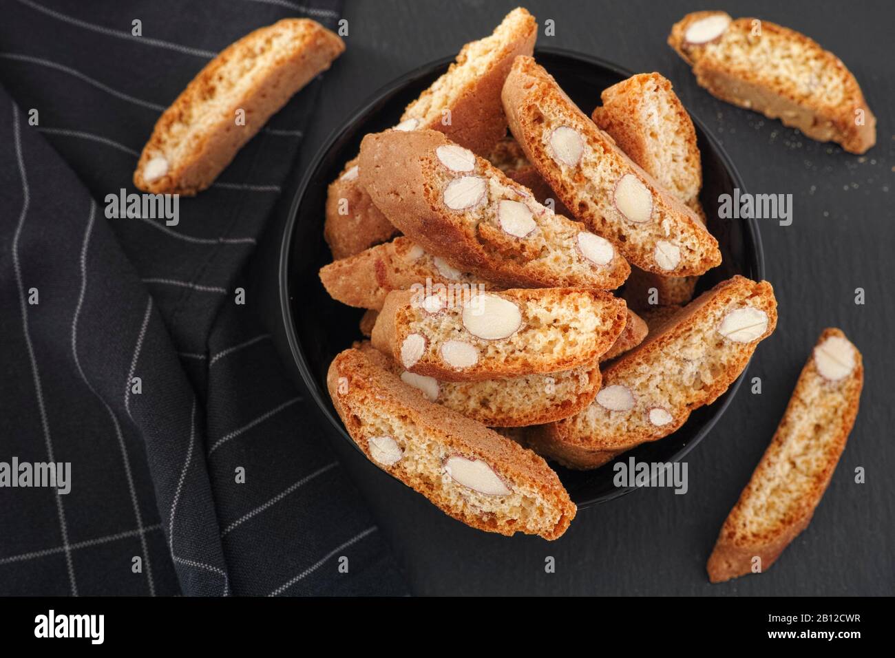 Hausgemachte Cantuccini-Plätzchen in einer Schüssel. Italienische Mandelplätzchen. Stockfoto