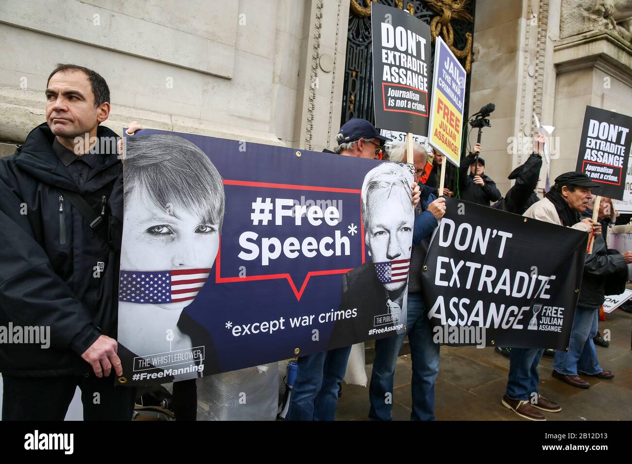 Anhänger des Wikileaks-Gründers Julian Assange halten Schilder, während sie außerhalb des Australia House im Zentrum Londons gegen Assanges Auslieferung in die Vereinigten Staaten protestieren, wo er Spionagevorwürfe erheben wird. Die Anhörung zum Auslieferungsverfahren wird am Montag, 24. Februar 2020, vor dem Londoner Crown Court abgehalten. Stockfoto