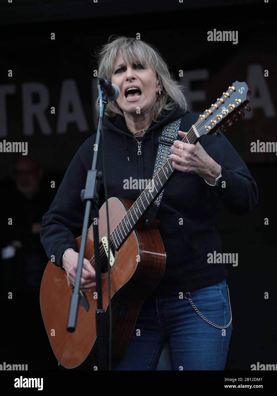 London, Großbritannien. Februar 2020. Die Musikerin Chrissie Hynde führt Hunderte von Aktivisten durch, die kämpfen, um die Auslieferung von Julian Assange in die Vereinigten Staaten zu stoppen, weil sie am Samstag, 22. Februar 2020 in London Spionagevorwürfe gegen die amerikanische Regierung verübt hat. Der Prozess zur Auslieferung von Julian Assange beginnt am Montag in London am 24. Februar 2020. Foto von Hugo Philpott/UPI Credit: UPI/Alamy Live News Stockfoto