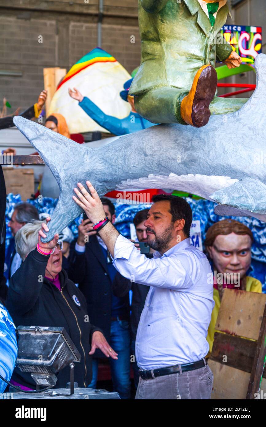 Viareggio, Lucca/Italien 22. Februar 2020 Matteo Salvini besucht die Zitadelle des Karnevals. Stockfoto